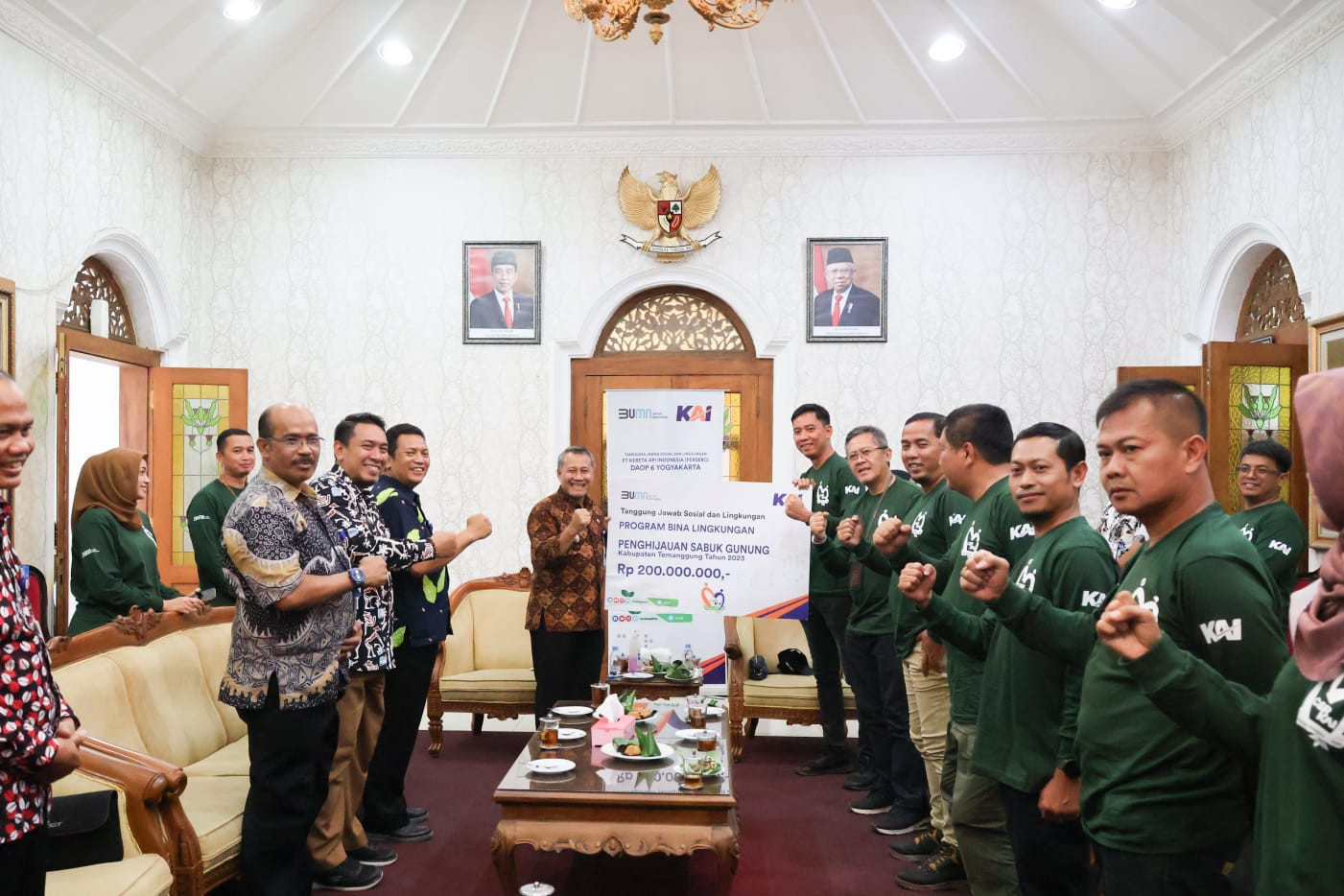 Gerakan Sabuk Gunung, KAI Daop 6 Tanam 14 Ribu Bibit Pohon di Lereng Gunung Sumbing Sindoro