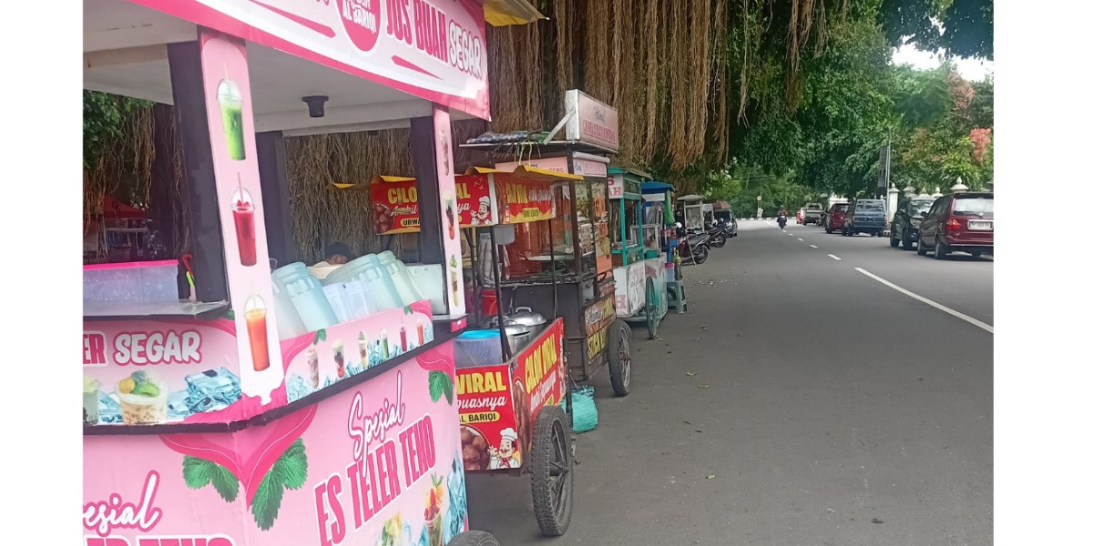 Wajah Sleman Semrawut! Trotoar Taman Denggung Diserbu PKL, Bupati Siapkan Solusi