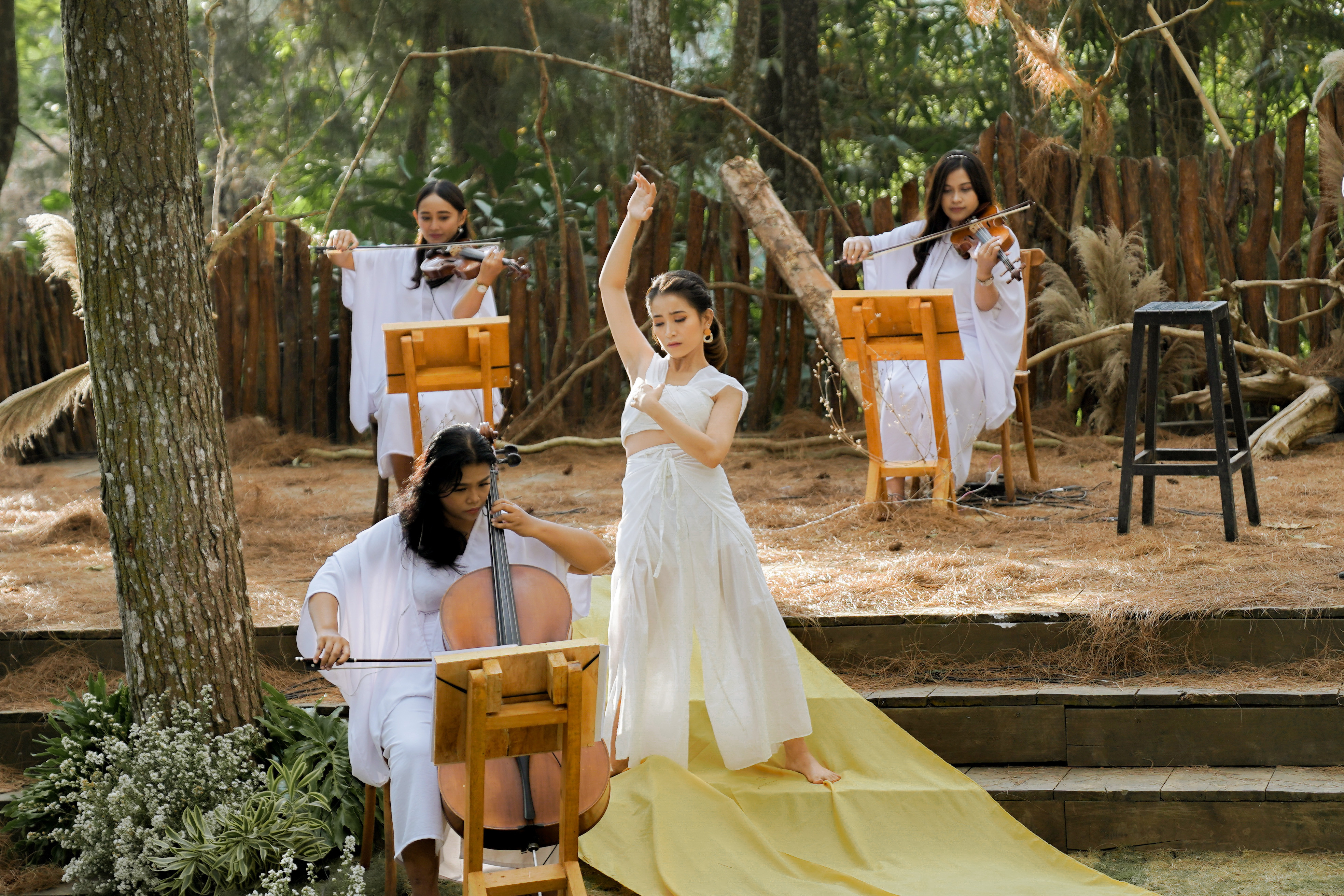 Menikmati Konser Tunggal Pandika Kamajaya “Melangkah” di Panggung Sekolah Hutan Pinus Mangunan Bantul