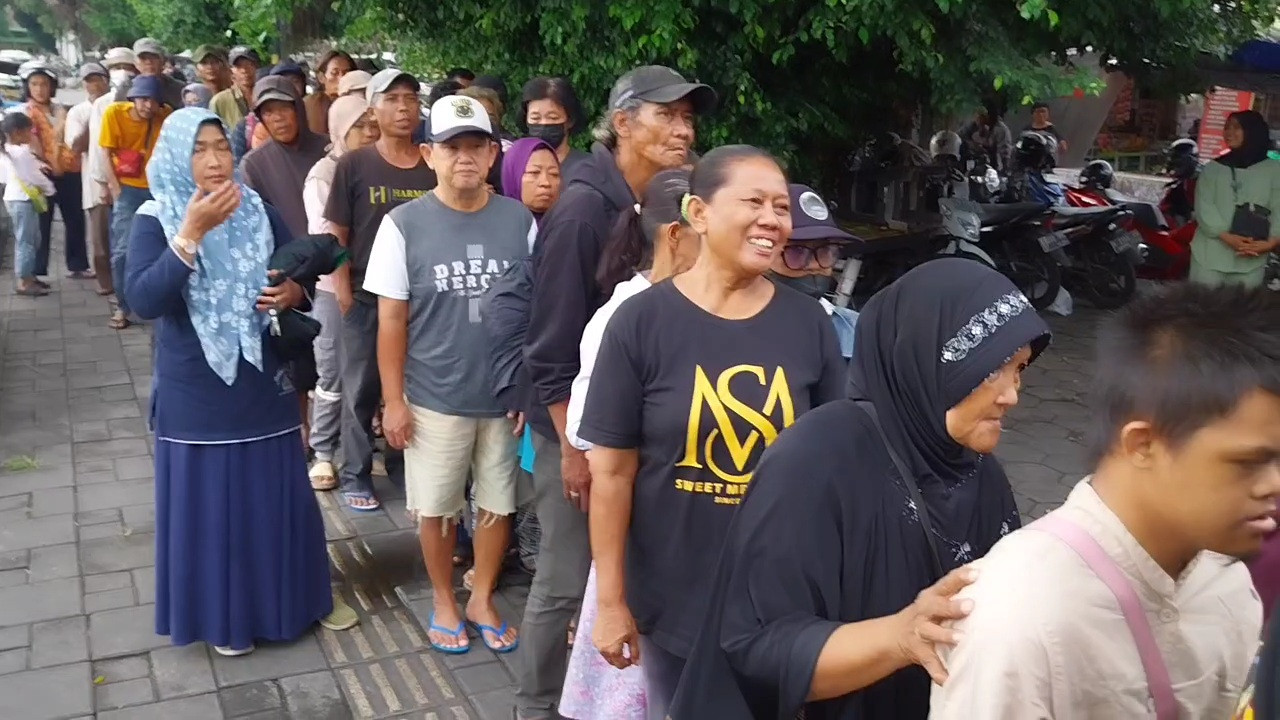 Warga Antri Pembagian Takjil Gratis di Kawasan Alun-Alun Utara dan Titik Nol KM Yogyakarta