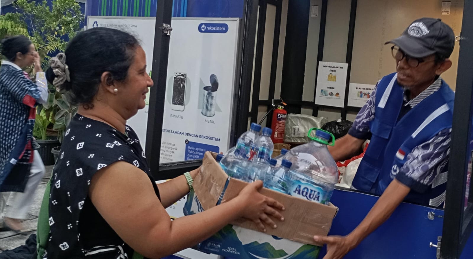 Menjawab Tantangan Pengelolaan Sampah, AQUA dan Rekosistem Luncurkan Waste Station di Yogyakarta