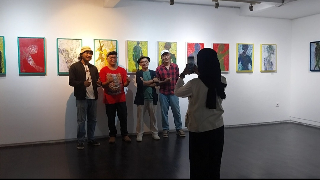 Seniman Deni Setiawan Hadirkan 'Silent Resonance': Sebuah Refleksi Tubuh Sosial di IndieArt House Yogyakarta