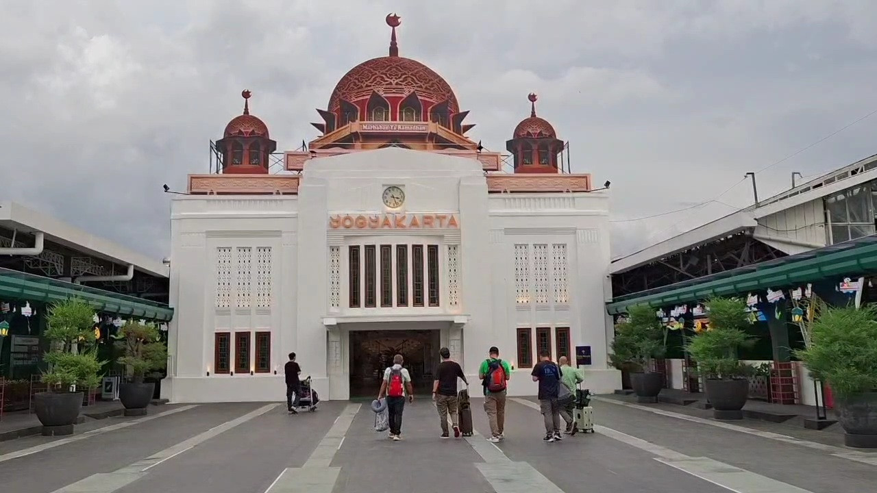 Sambut Lebaran, Kubah Masjid Raksasa dengan Desain Realistik Hiasi Stasiun Yogyakarta