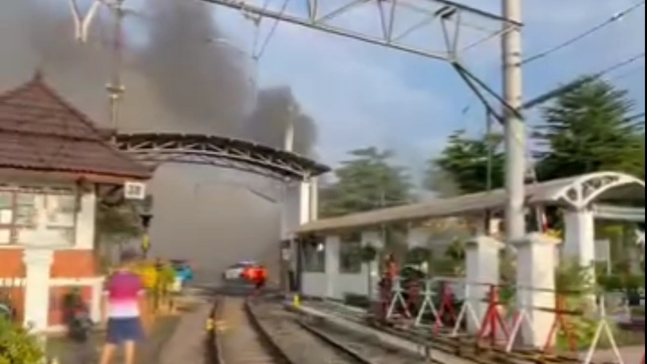 Tiga Gerbong KA di Jalur Stabling Stasiun Tugu Yogyakarta Terbakar