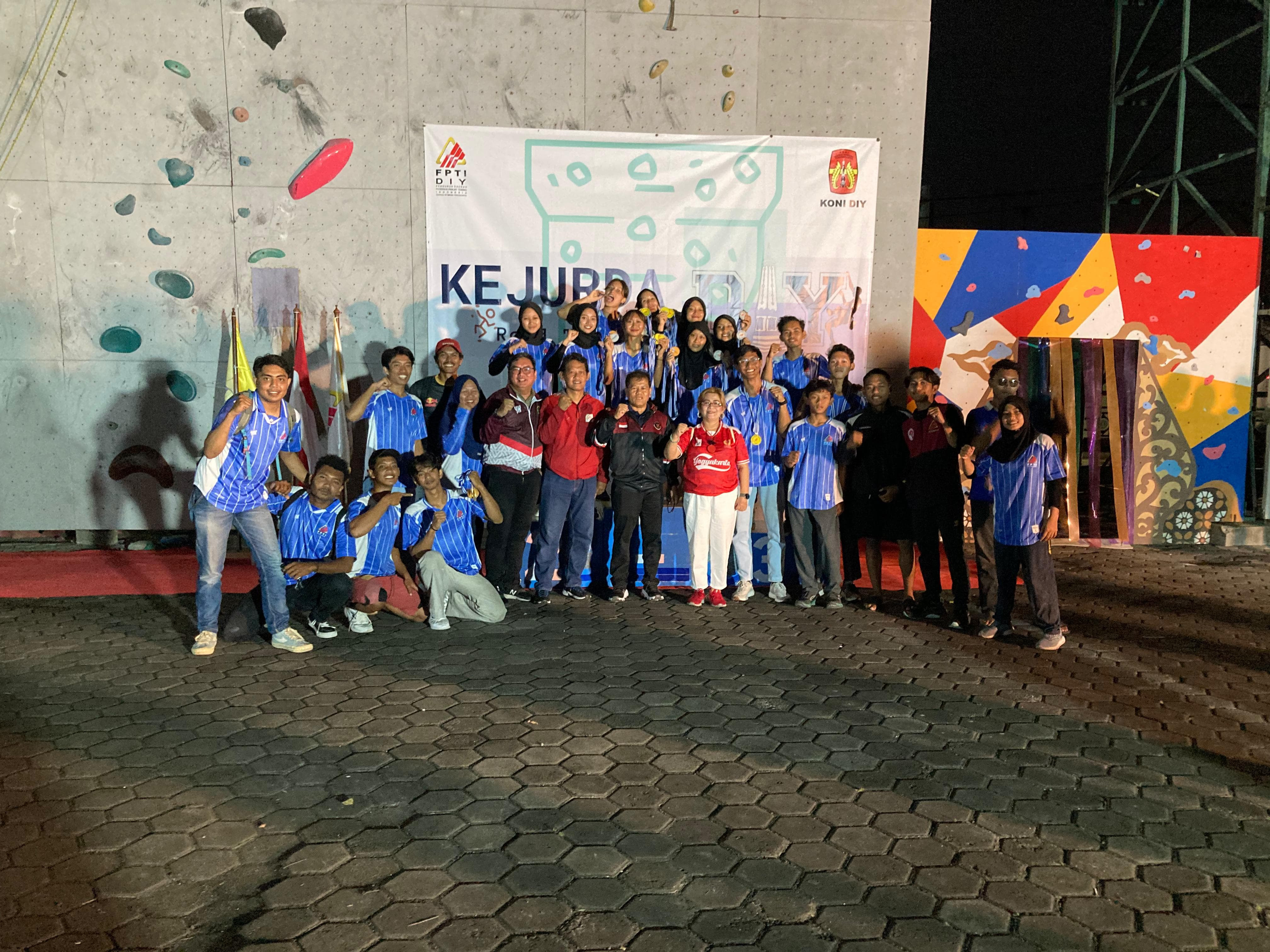 Kota Jogja Sabet Juara Umum Kejurda Panjat Tebing DIJ 2025