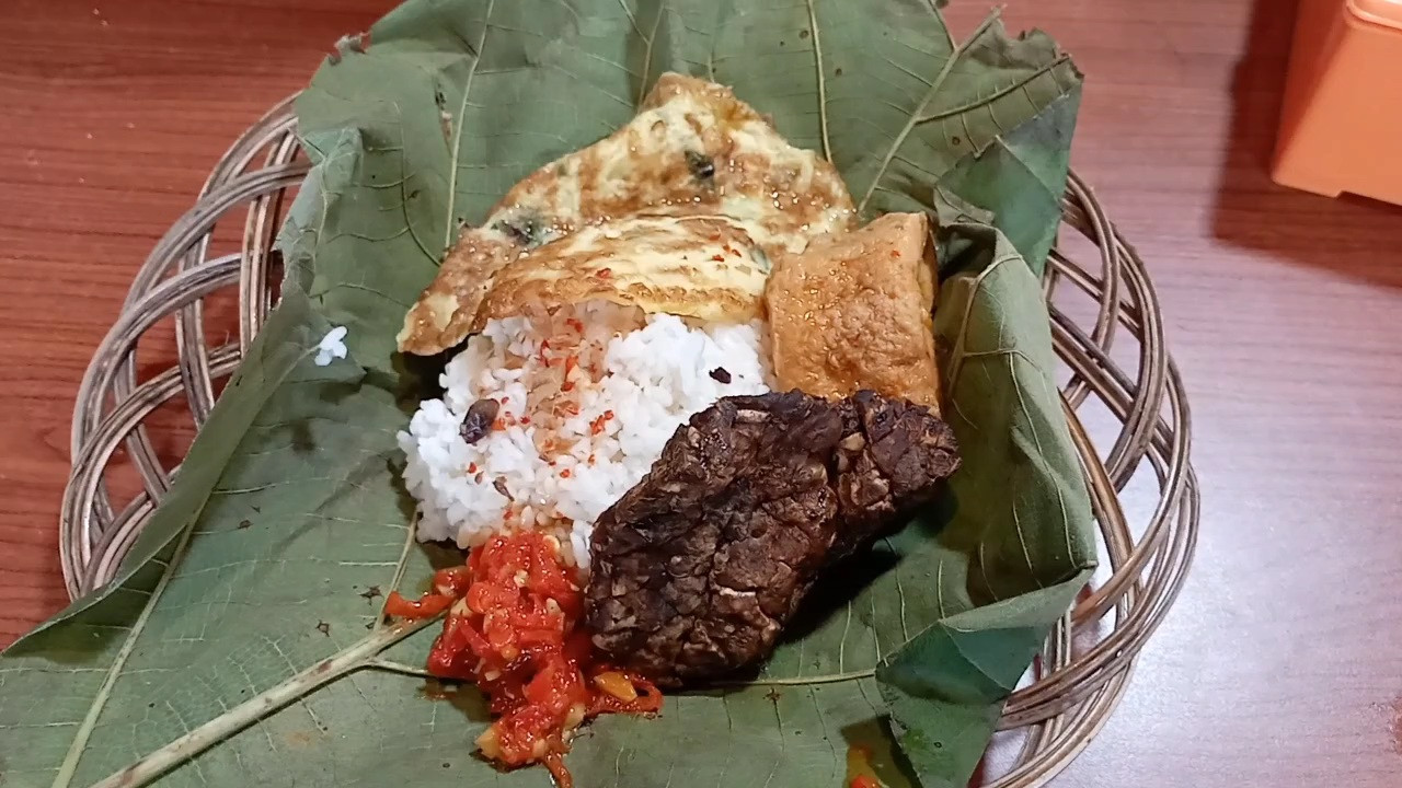 Wisatawan Berburu Kuliner Nusantara Sego Jamblang Imah Kopi di Kampung Semaki Yogyakarta