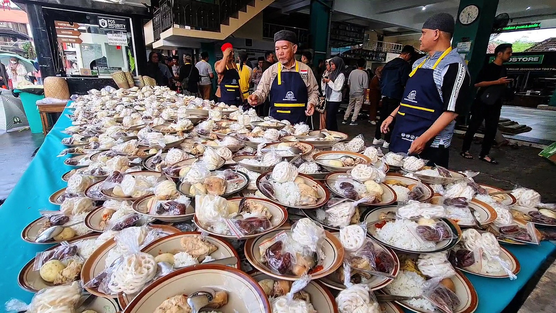 Melongok Tradisi Bagikan 3.500 Porsi Buka Puasa Gratis di Masjid Jogokariyan