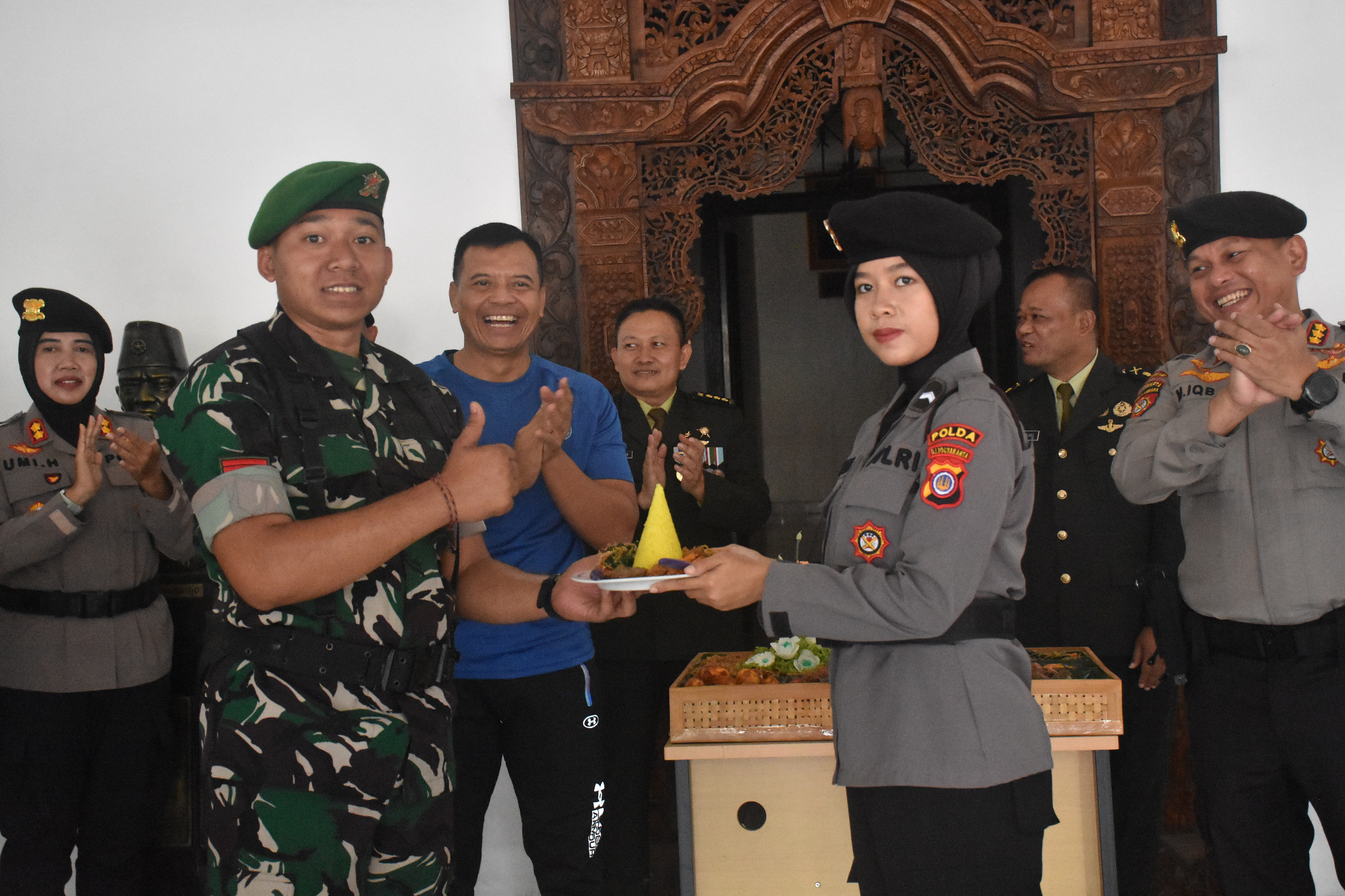 Momen di HUT ke-79 TNI, Korem 072/Pamungkas Menerima Kejutan Dari Polda DIY