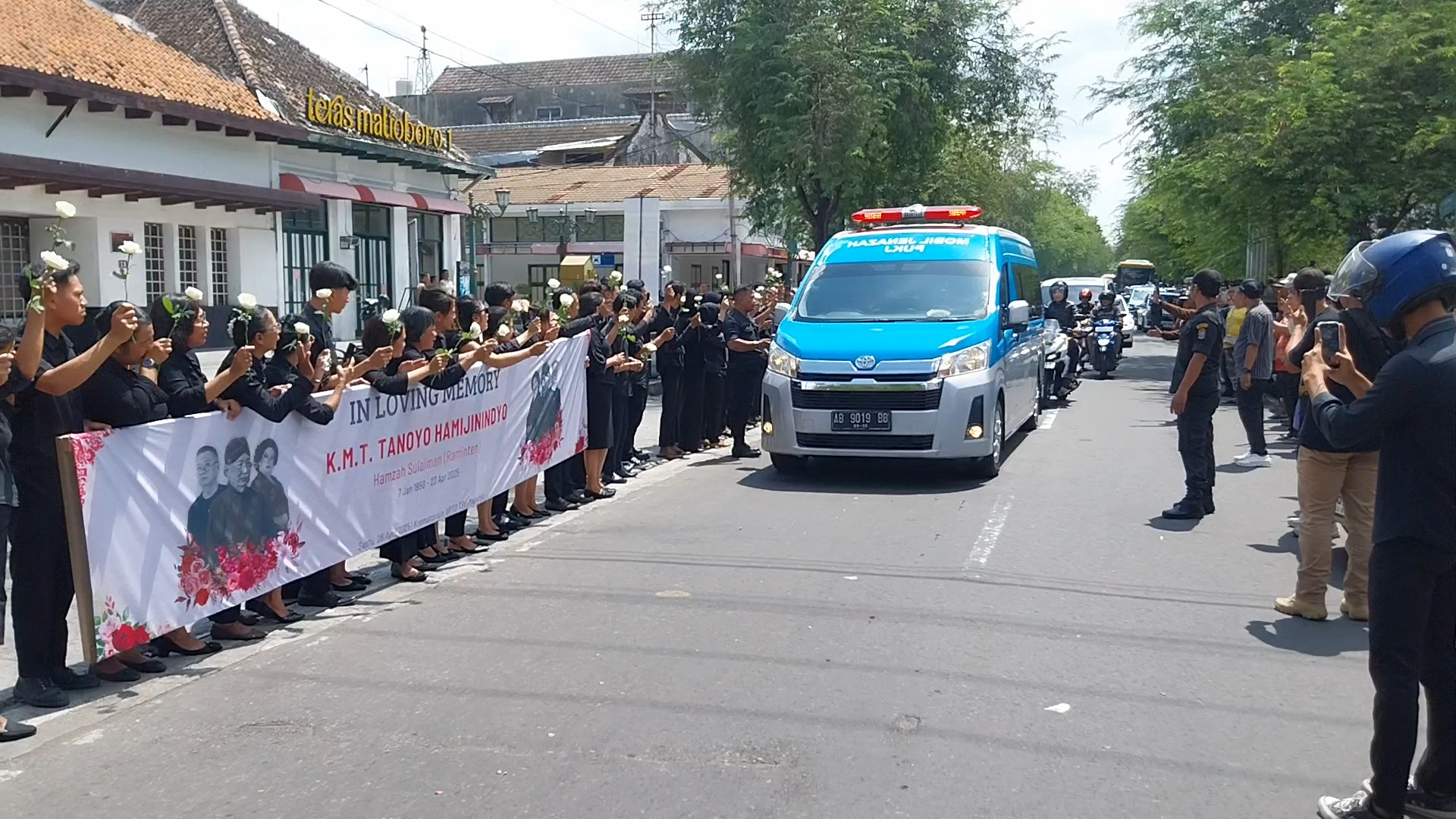 Jalan Malioboro Berkabung Saksikan Prosesi Iring-Iringan Lelayu Hamzah Sulaiman atau Raminten