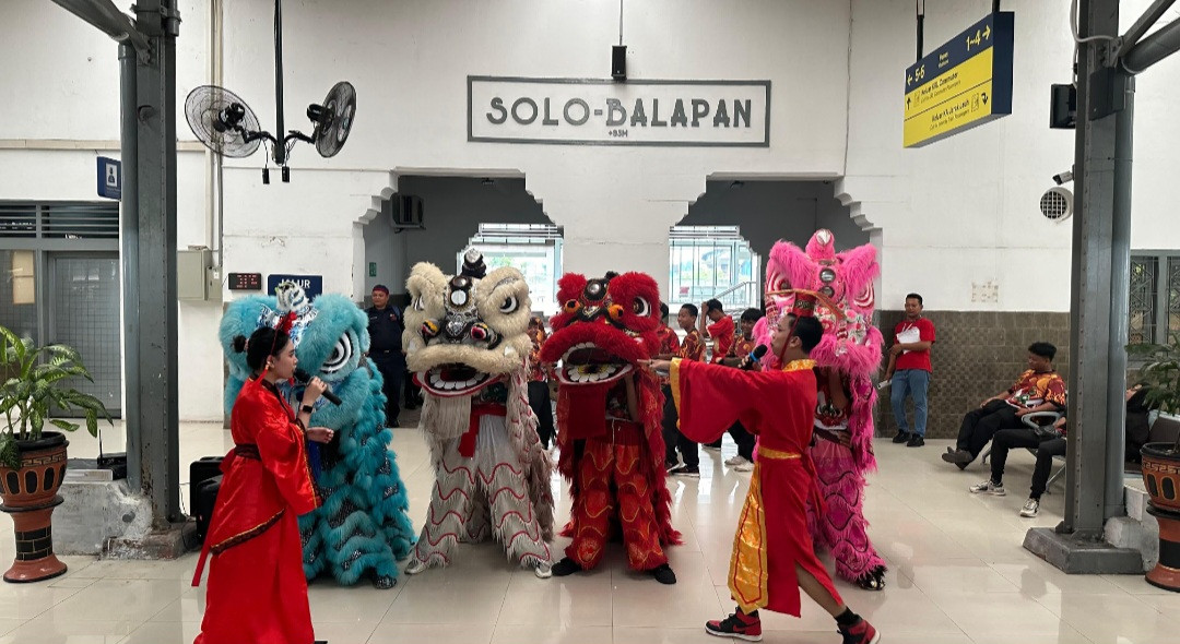 Meriahkan Imlek, KAI Commuter Wilayah VI Yogyakarta Hadirkan Barongsai dan Dekorasi Ornamen Khas Imlek