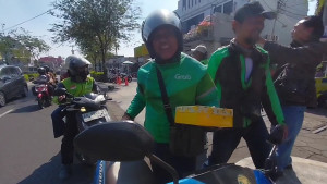 Wujud Kepedulian, Komunitas Ojek Online Sulusi Gelar Aksi Jumat Berkah